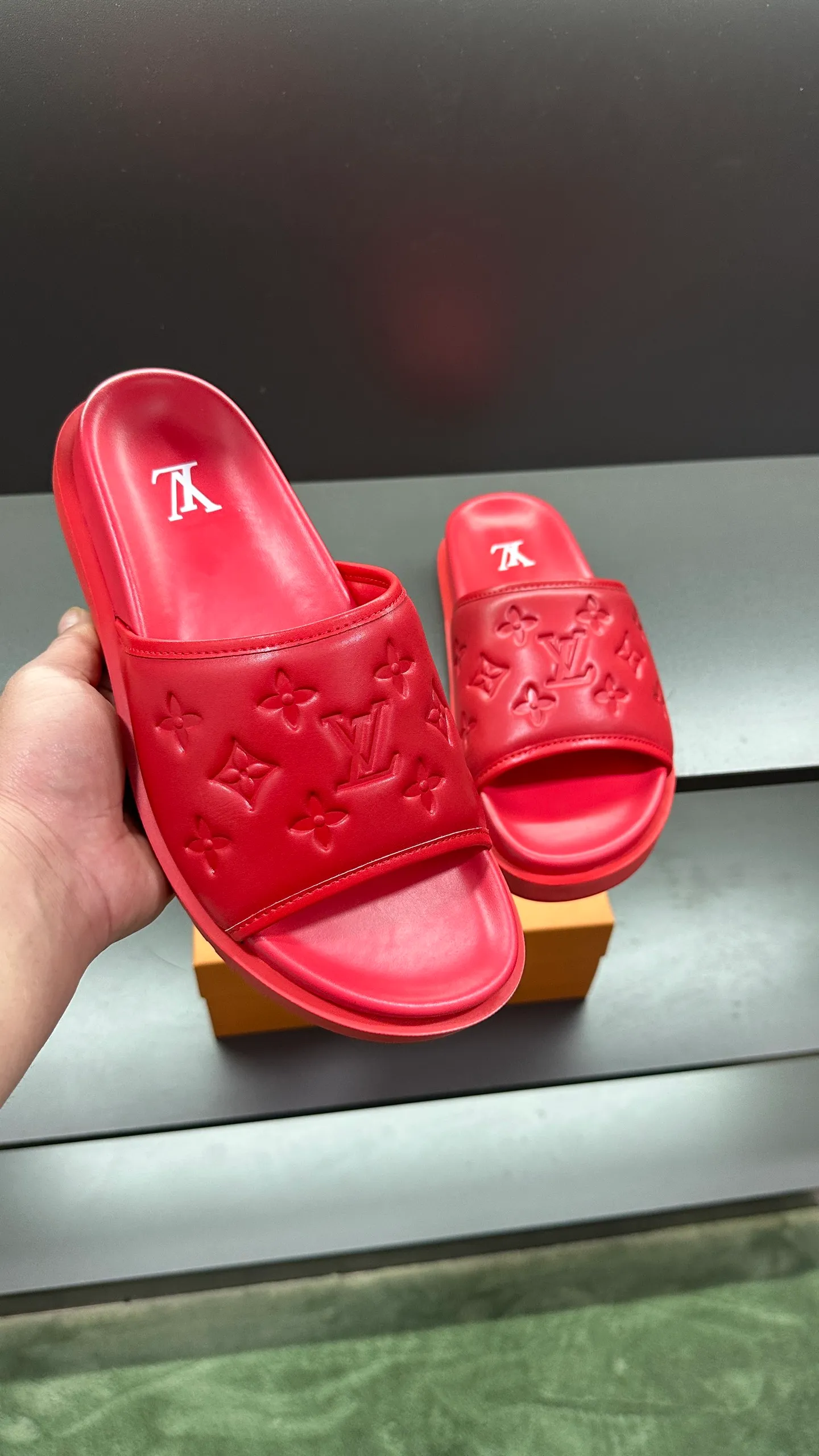 [L Home] P: 300💰Size: 38-45 Top purchasing lv men's summer slippers, classic presbyopia with soft real leather lining, unique color splicing effect, distinctive personality, fashionable and trendy essential style, light and comfortable. Lightweight and tough rubber insole, micro ridged foam outsole, super comfortable!